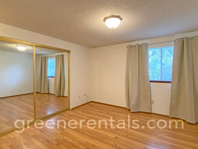 Building Photo - 2BR 1.5BA Duplex in Lacey