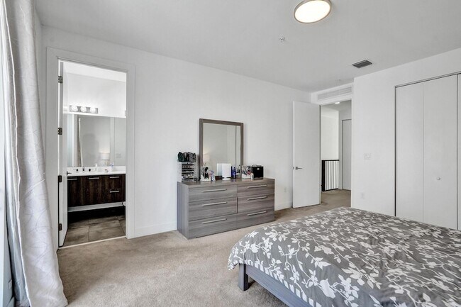 Building Photo - 480 NE 35th Ct