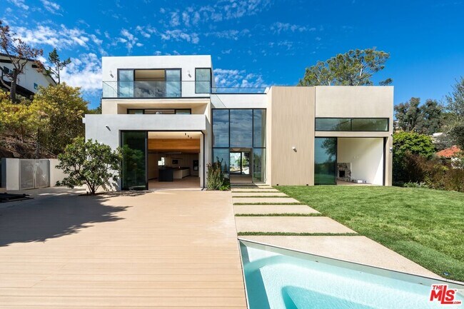 Building Photo - 2501 Banyan Dr