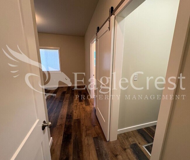 Building Photo - Three Bedroom, Two Bathroom Home in Eastgate **Half Off 2nd Month's Rent**