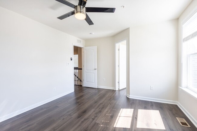 Building Photo - Beautiful 4 BR/3.5 BA Single-Family Home i...