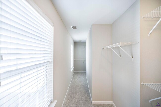 Building Photo - 104 Rosales Dr