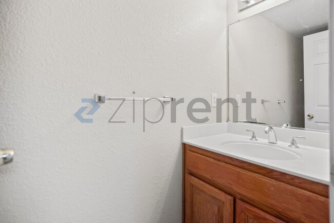 Building Photo - 1225 Oak Hill Ct