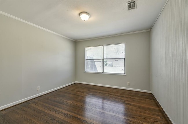 Building Photo - 1349 Martin St