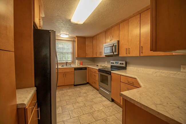 Building Photo - AVAILABLE AUGUST 15TH, 2026 - CHARMING 4 B...