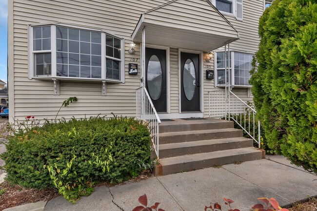 Building Photo - 105 Roosevelt St