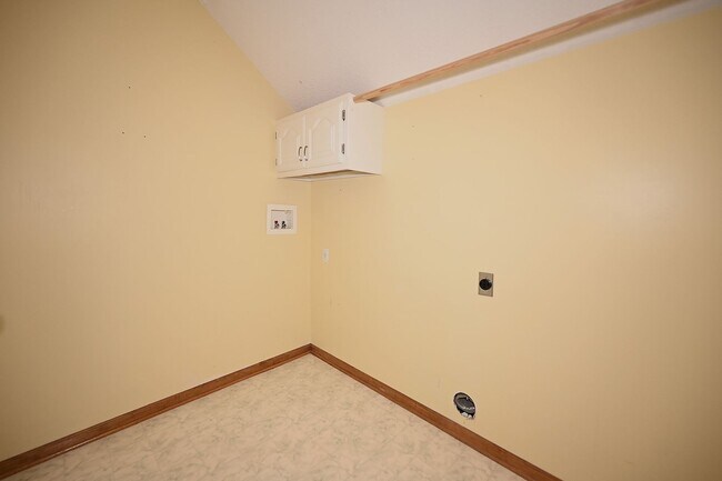 Building Photo - 4 Bedroom,2.5 Bath with 2-car garage Platt...