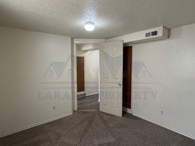 Building Photo - Charming 2 Bedroom