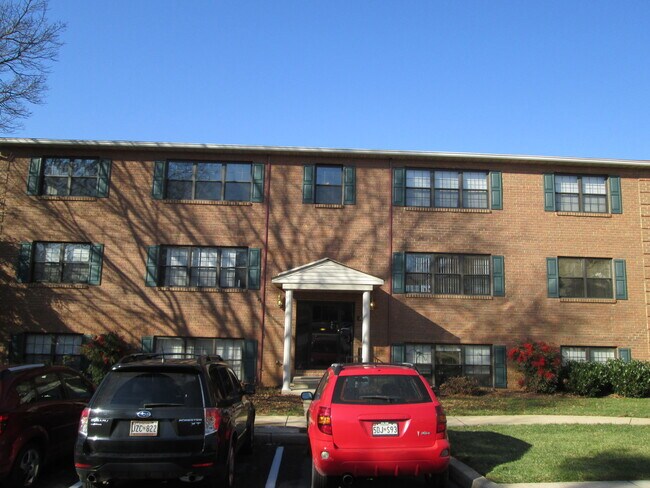 Primary Photo - Updated 2Bed/2Bath Top-Floor Towson Condo ...