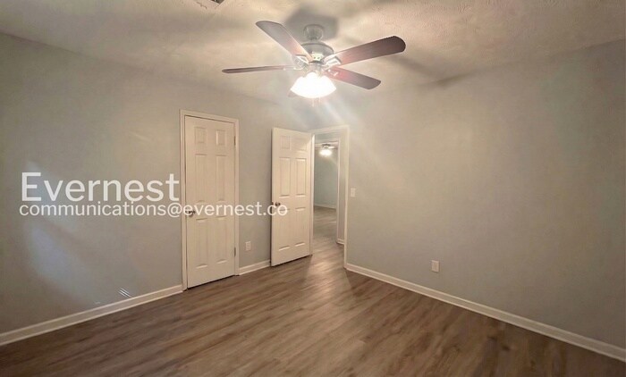 Building Photo - 1085 Samuel Dr