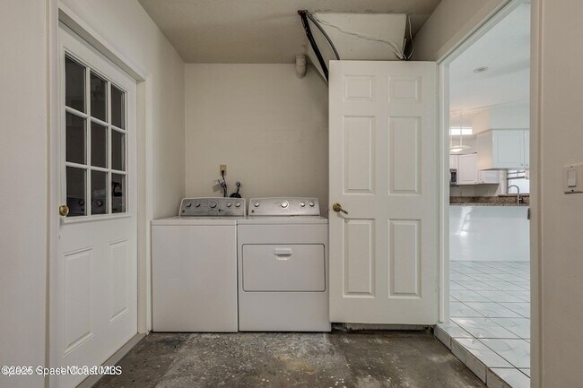 Building Photo - 302 Emerald Pl E