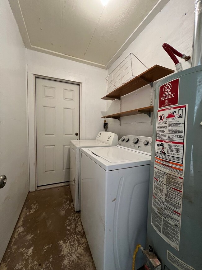 Building Photo - Spacious 2 Bed/1 Bath/Second Living Area/Pet Friendly!!!