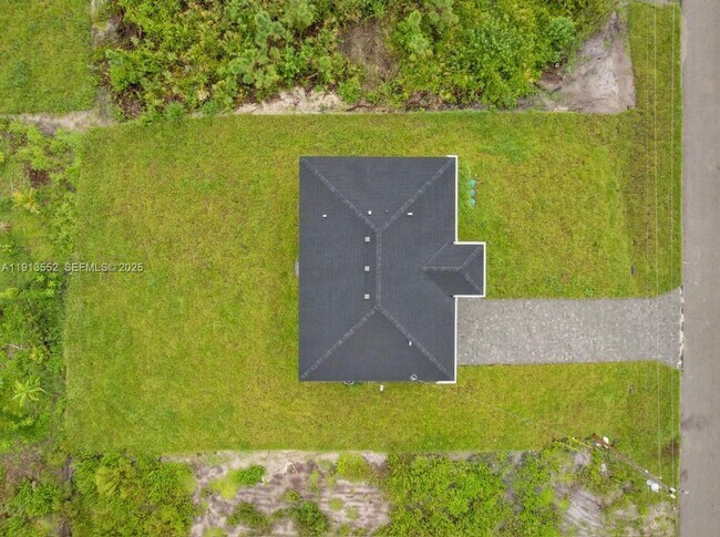 Building Photo - 710 Peacock Ave