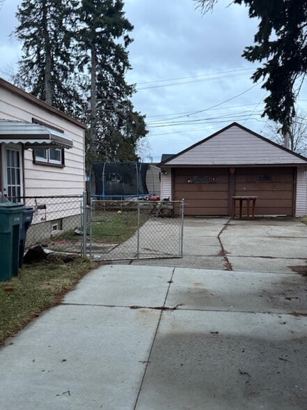 Building Photo - 1689 Merrill Ave