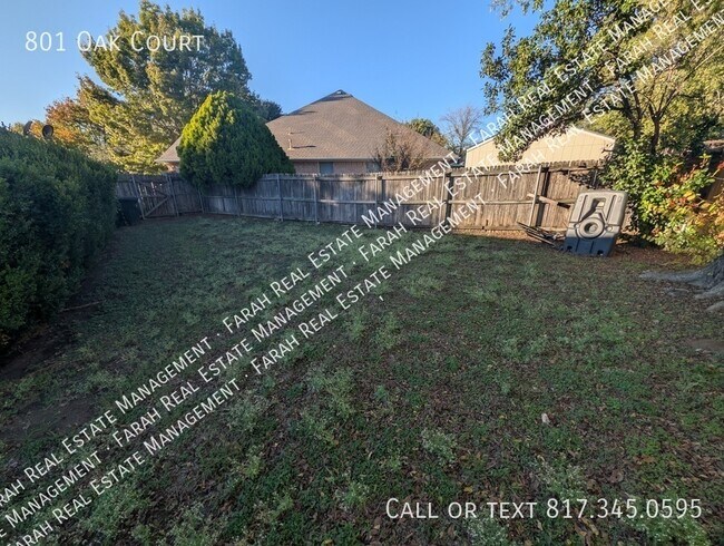 Building Photo - 801 Oak Ct