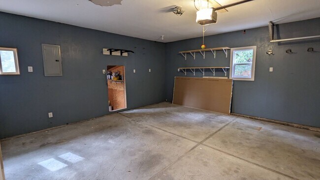 Building Photo - BEAUTIFUL 5 BED/3 BATH RANCHER WITH FINISH...