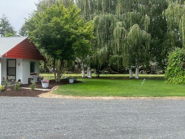 Building Photo - Country Living!!!