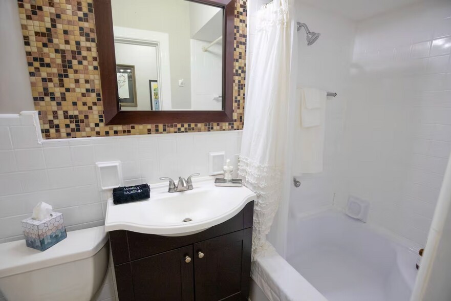 Building Photo - 1802 E Howard Ave