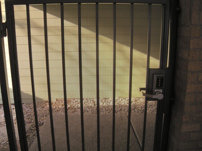 Building Photo - WONDERFUL WEST CAMPUS 1 BEDROOM - AVAILABLE AUGUST 2026 - OVERLOOK CONDOS - $1600