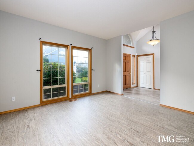 Building Photo - Grand 5+ Bedroom Home in Desirable Garden Home- Raleigh Hills Location with 2800 Sq Ft!