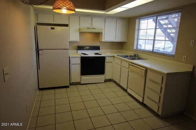 Building Photo - 45 N Phyllis
