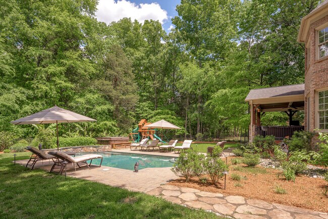 Building Photo - 405 Pondview Ct