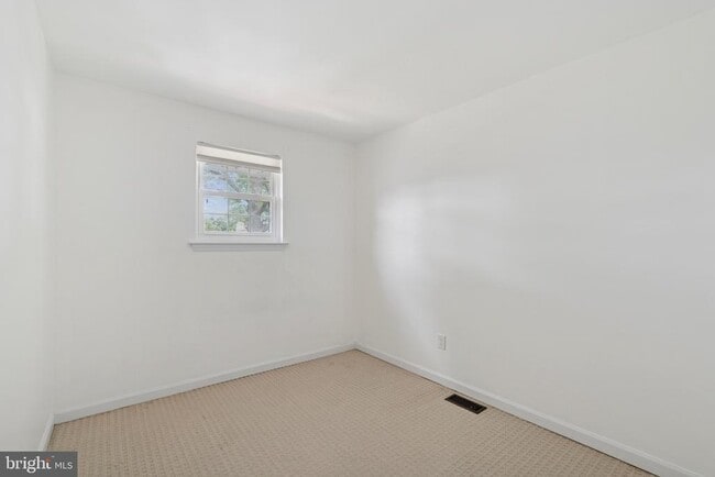 Building Photo - 525 Village Ln.