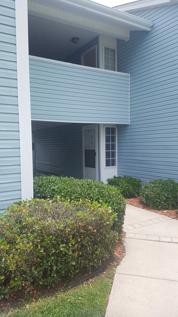 Building Photo - 1st Floor, 3 Bedroom, 2 Bath, Lakeside Con...