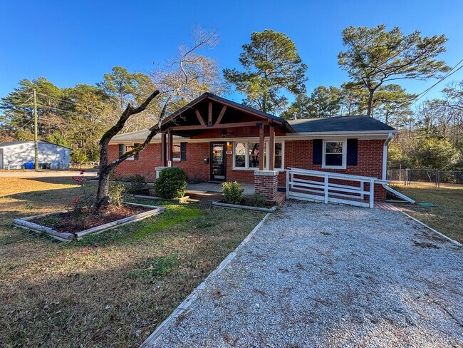 Building Photo - Charming 3 Bed 1.5 Bath Home with Flex Room