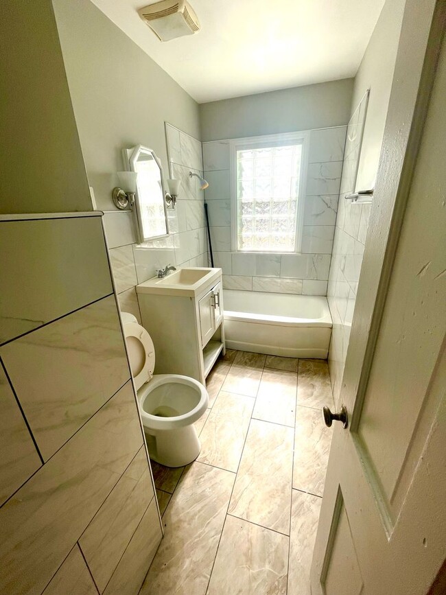 Building Photo - Charming 4bd. Tons of storage and 2 car garage!