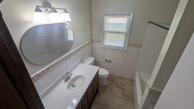 Building Photo - 2221 Millwood Dr