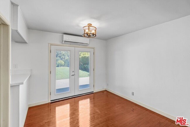 Building Photo - 520 N Beachwood Dr