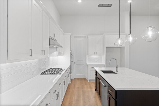 Building Photo - 26915 Longwood Ledge Ln