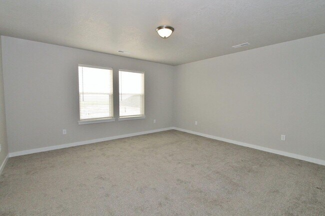 Building Photo - Spacious Home w/Open Floor-Plan