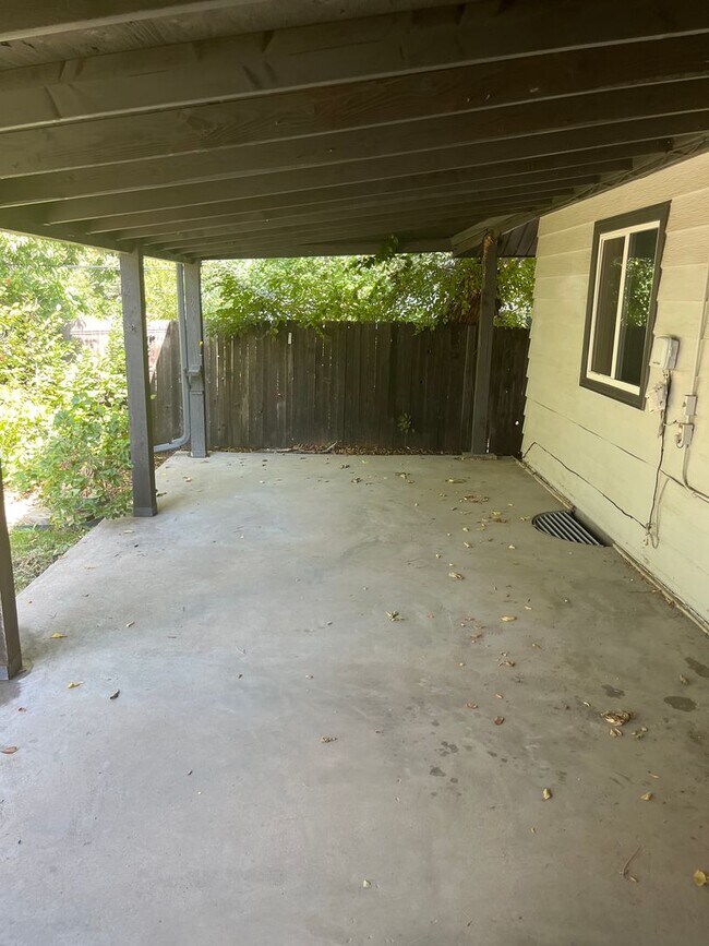 Building Photo - Spacious 2bd/1bth with a fully finished ba...