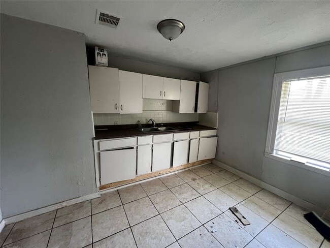 Building Photo - 5926 Southtown St