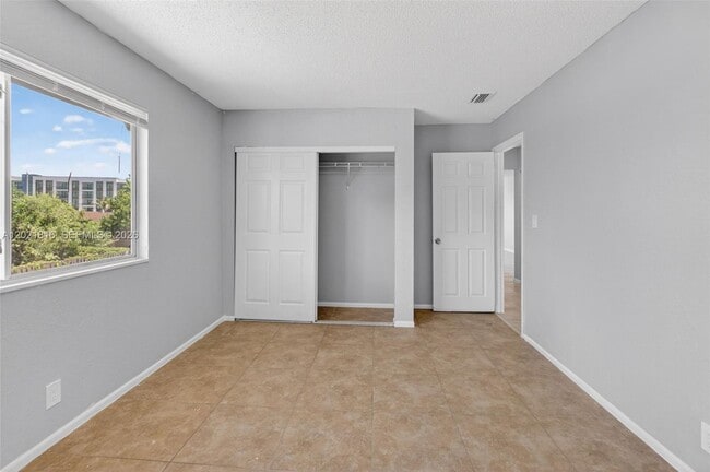 Building Photo - 2201 Catherine Dr