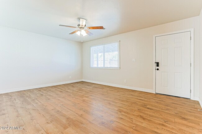 Building Photo - 1335 E Ellis Cir