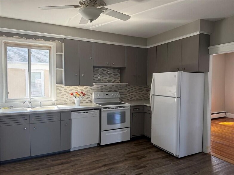 Building Photo - 10 Knight St