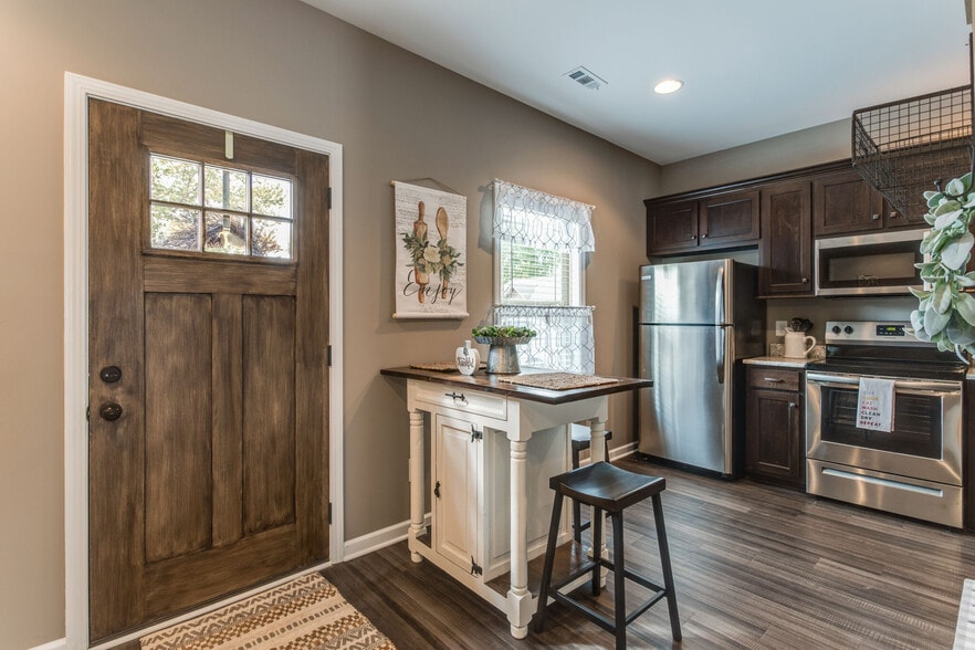 kitchen - 1070 Madison St