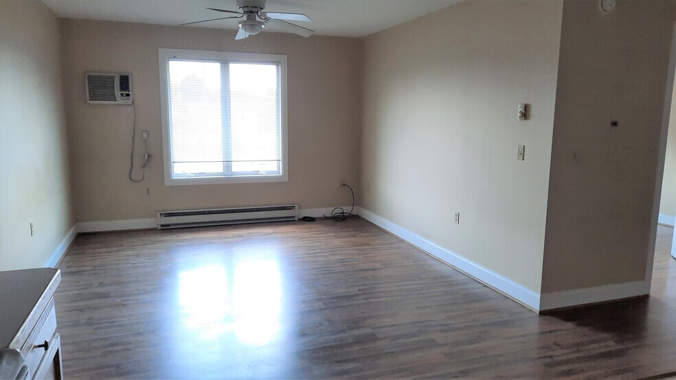 Building Photo - 244 Oakwood Ave