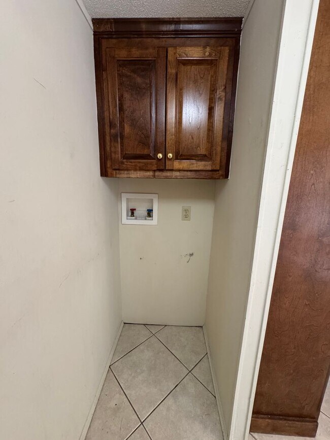 Building Photo - Private 3/2.5 Home with bonus room- $1,895