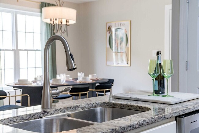 Building Photo - 2400 Hinton St