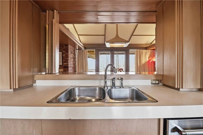 Building Photo - 951 Pembroke Rd