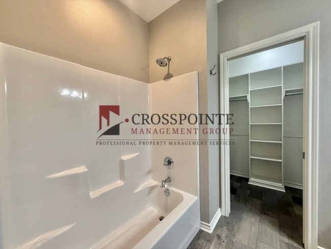 Building Photo - Tour Today! 2 Bedroom 2 Bath Duplex!