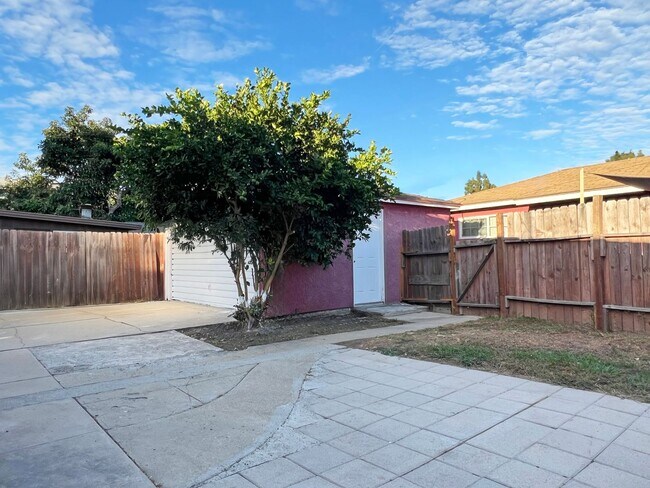 Building Photo - **3030 Caspian Way Long Beach** Front 2 be...