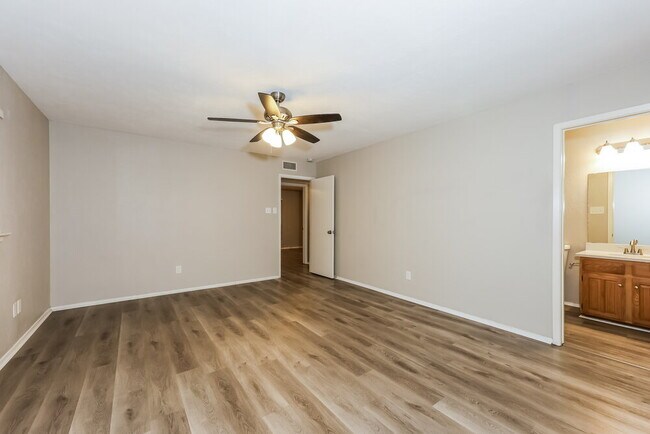 Building Photo - 1301 Southridge Dr