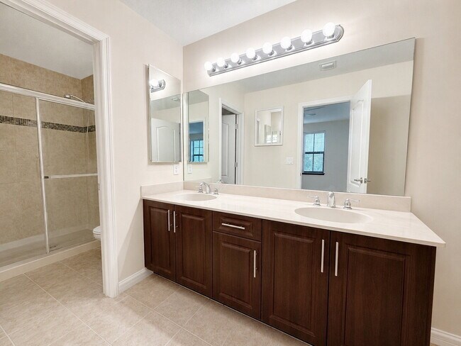 Building Photo - "Charming 3-Bed Oasis with 2.5 Baths in Lakeworth - Lakeview – Spacious 1622 Sq. Ft. Gem!"