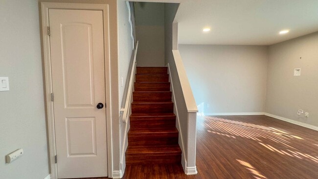 Building Photo - 3-bedroom, 2.5-bath split-level condo