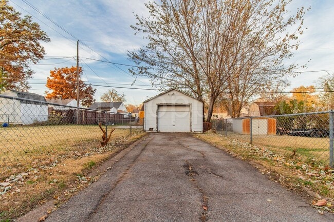 Building Photo - 3 Bedroom / 1.5 Bathroom Home | 60th & Center